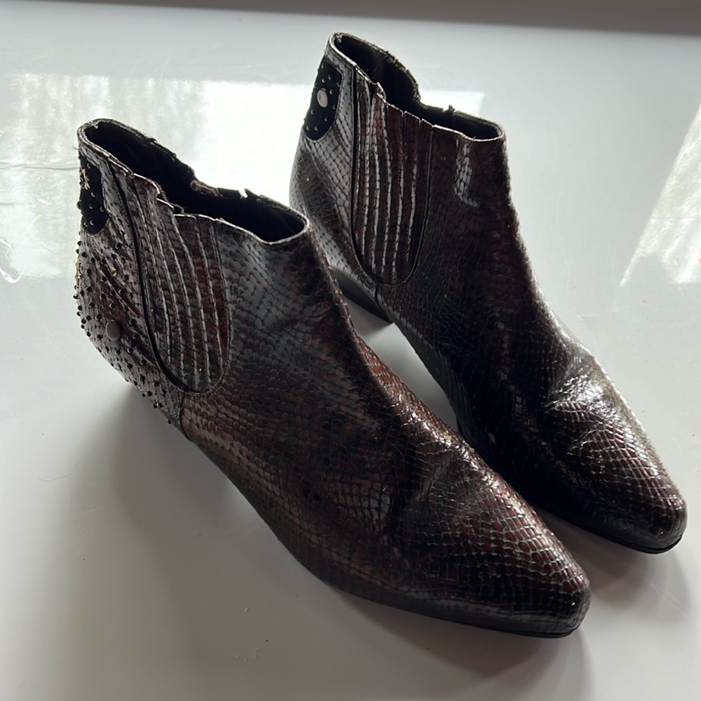 Vintage Faire Lady! Browny-auburn snakeskin ankle boots. Made in italy.
